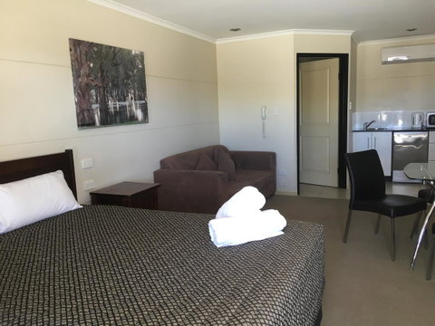 Balranald Club Motel - Whitsundays Accommodation 3
