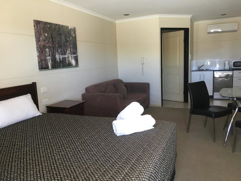 Balranald Club Motel - Whitsundays Accommodation 2