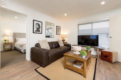 Sleeping In Style - Central & Sophisticated - Whitsundays Accommodation 0