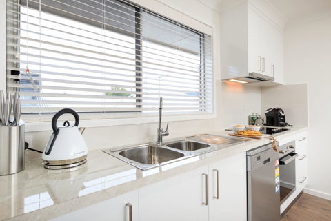 Sleeping In Style - Central & Sophisticated - Whitsundays Accommodation 4