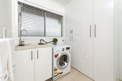Sleeping In Style - Central & Sophisticated - Whitsundays Accommodation 2