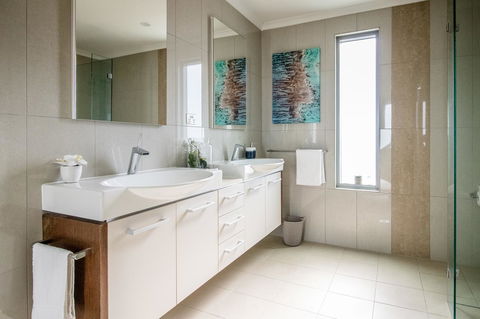 ZEN BY THE WATER - Esplanade Darwin Retreat - Whitsundays Accommodation 11