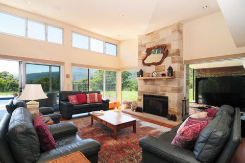 Bottlebrush Lodge - Great Views And A Pool! - Whitsundays Accommodation 0