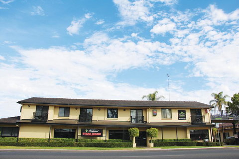 Boulevard Motor Inn - Whitsundays Accommodation 0