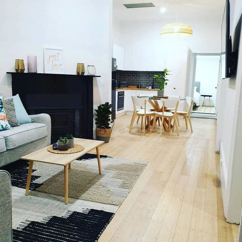 Boutique Beach House In The HEART Of St. Kilda - Whitsundays Accommodation 3