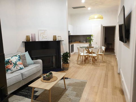 Boutique Beach House In The HEART Of St. Kilda - Whitsundays Accommodation 2