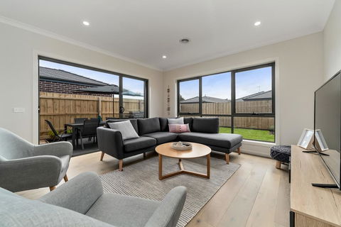 Brand New And Beautiful - Rosebud Holiday Home - Whitsundays Accommodation 3