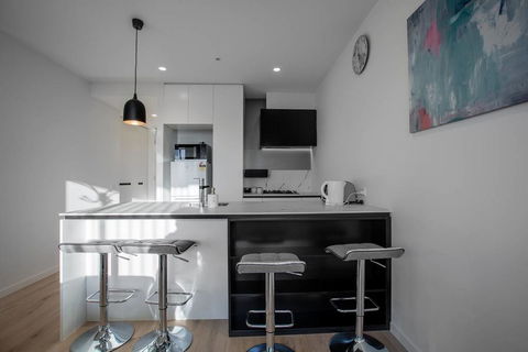 Brand New APT With Sea Views In Heart Of St Kilda - Whitsundays Accommodation 3