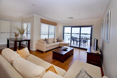 Brookwater- Waterfront On Lake Mulwala - Whitsundays Accommodation 1