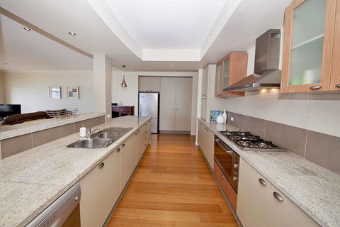 Brookwater- Waterfront On Lake Mulwala - Whitsundays Accommodation 3
