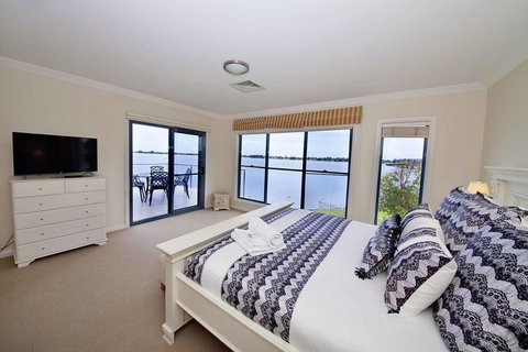 Brookwater- Waterfront On Lake Mulwala - Whitsundays Accommodation 0