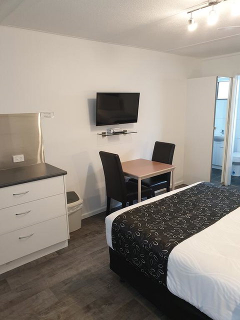 Budget On The Lake - Whitsundays Accommodation 0