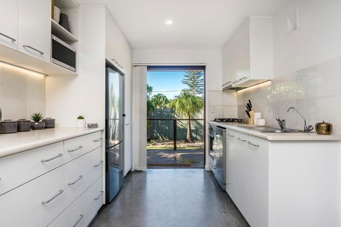 Byron Beachside Bungalow - Whitsundays Accommodation 3