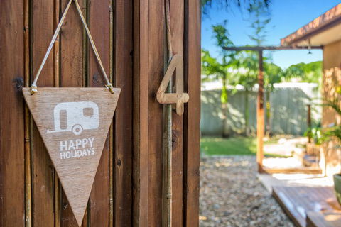 Byron Beachside Bungalow - Whitsundays Accommodation 0