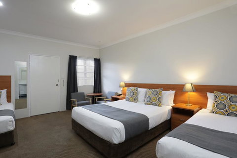 Cadman Motor Inn And Apartments - Whitsundays Accommodation 2
