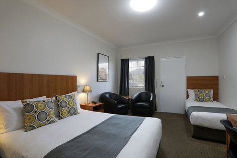 Cadman Motor Inn And Apartments - Whitsundays Accommodation 0