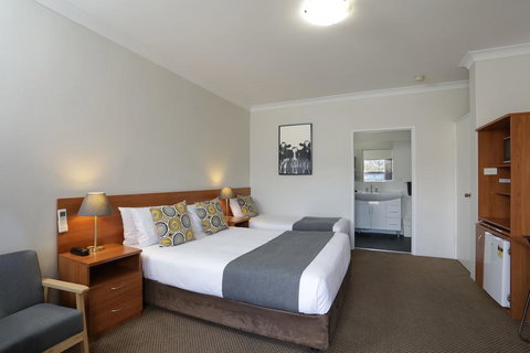 Cadman Motor Inn And Apartments - Whitsundays Accommodation 1