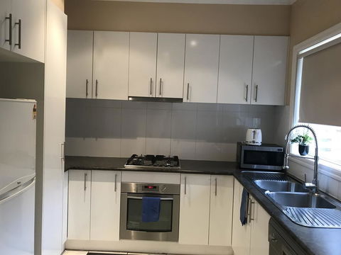 Cairnlea St Albans Townhouse - Whitsundays Accommodation 2
