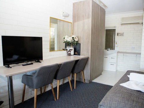 Cameo Inn Motel - Whitsundays Accommodation 2