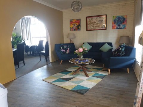 Cameo Inn Motel - Whitsundays Accommodation 1