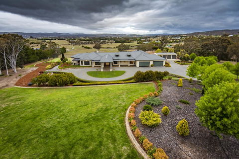 Canberra Luxury Estate - Whitsundays Accommodation 2