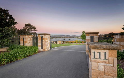 Canberra Luxury Estate - Whitsundays Accommodation 1