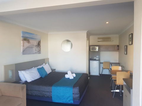 Caravilla Motor Inn - Whitsundays Accommodation 2