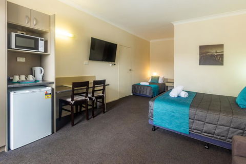 Caravilla Motor Inn - Whitsundays Accommodation 1
