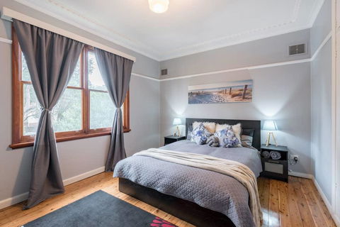 Carramar CozyHome 1minStation 5Bdrms1.5bathSleeps8 - Whitsundays Accommodation 0