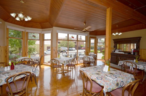 Central Springs Inn - Whitsundays Accommodation 2