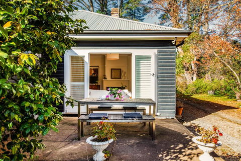 Charming Mountain Cottage - Whitsundays Accommodation 0