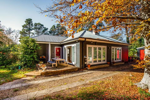 Charming Mountain Cottage - Whitsundays Accommodation 1