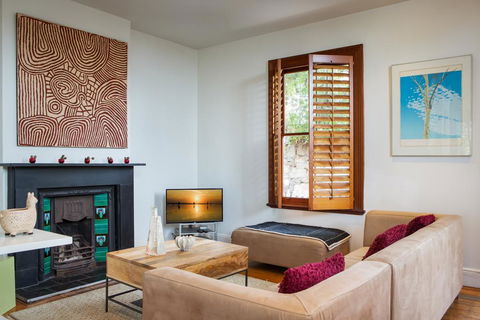 Chic Two-storey Cottage With Darling Harbour Views - Whitsundays Accommodation 0