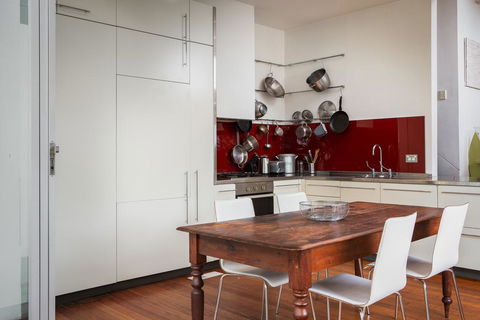 Chic Two-storey Cottage With Darling Harbour Views - Whitsundays Accommodation 2