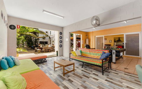 Civic Guesthouse - Whitsundays Accommodation 0