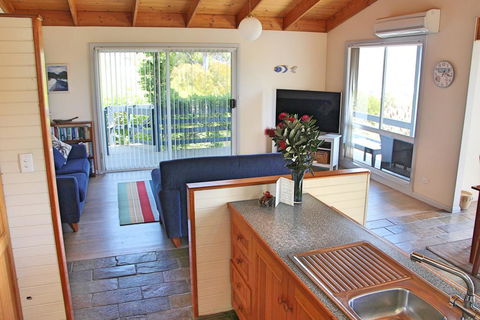 Cockatoo Cabin - Whitsundays Accommodation 2