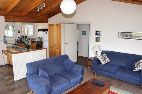 Cockatoo Cabin - Whitsundays Accommodation 1