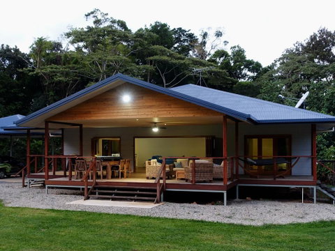 Coconut Beach House - Whitsundays Accommodation 0