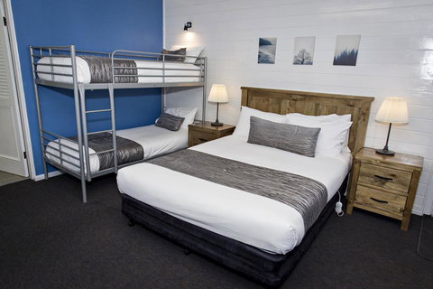 Colonial Motel & Apartments - Whitsundays Accommodation 3
