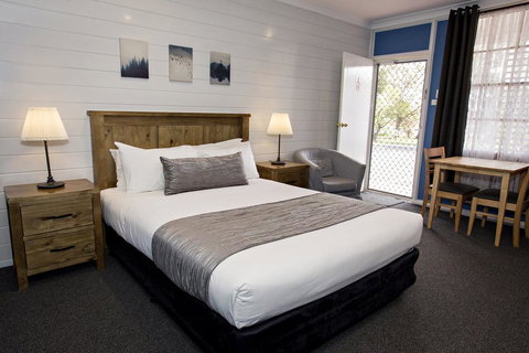 Colonial Motel & Apartments - Whitsundays Accommodation 1