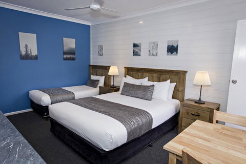 Colonial Motel & Apartments - Whitsundays Accommodation 2