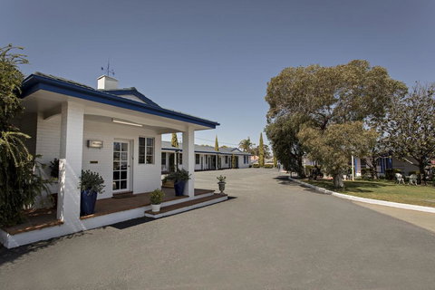 Colonial Motel & Apartments - Whitsundays Accommodation 0
