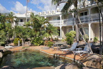 Colonial Palms Motor Inn with Whitsundays Accommodation