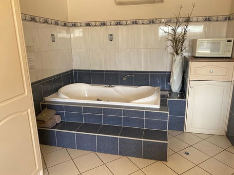 Comfort Inn & Suites Augusta Westside - Whitsundays Accommodation 2