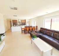Comfortable 5BR House 6mins to Werribee Station.Great Ocean Road tourist stopover - Whitsundays Accommodation