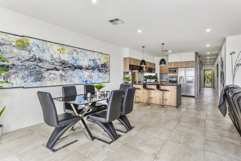 CONROE EXECUTIVE TOWNHOUSE - MODERN & STYLISH - Whitsundays Accommodation 2