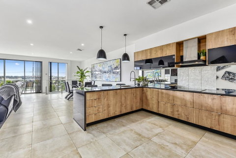 CONROE EXECUTIVE TOWNHOUSE - MODERN & STYLISH - Whitsundays Accommodation 1