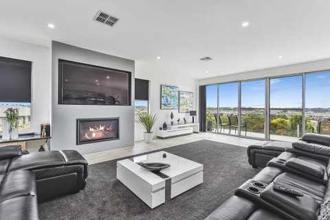 CONROE EXECUTIVE TOWNHOUSE - MODERN & STYLISH - Whitsundays Accommodation 0