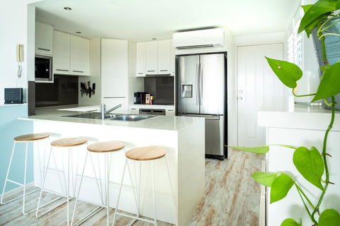 Coolum Beach 3 Level Townhouse Private Rooftop Terrace Spa Overlooking Mount Coolum - Whitsundays Accommodation 3