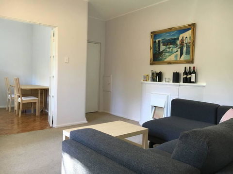 Cosy 2BR Plus Parking In Nth Sydney - Whitsundays Accommodation 1